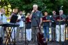 Andrzej Słowiński śpiewa na scenie